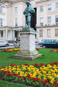 爱德华阿里安威尔逊雕像位于切尔滕汉一个多彩的公共花园上市草地建筑学图片