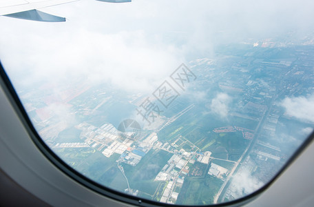 泰国曼谷市的空中景色与云层环观街道眼睛地面图片