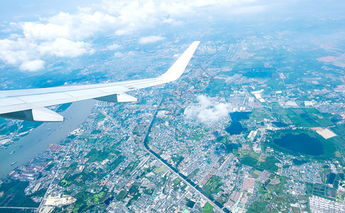 白色的鸟泰国曼谷市空中景色与云层环观街道图片