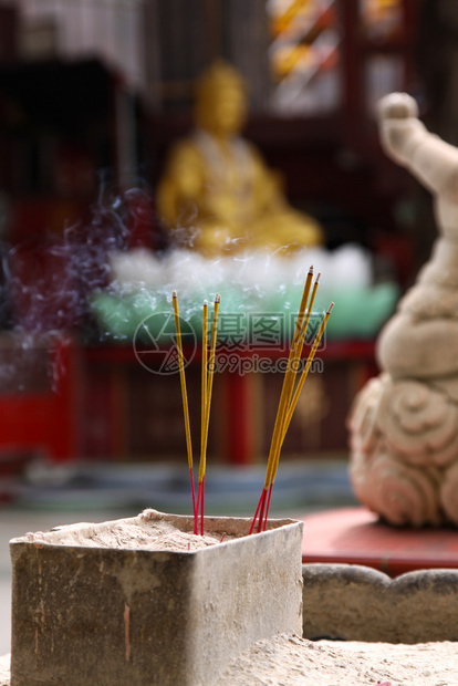 牺牲戳在寺庙为佛献祭了图片