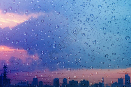 窗户城市在暮光期间的雨天以滴水纹理背景玻璃窗上的雨滴为重点季节屋顶图片