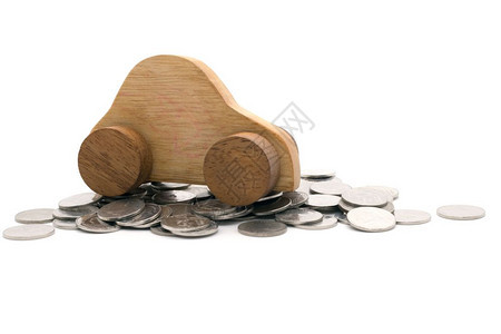 一种旅行金融白色背景的一堆硬币上木制汽车图片