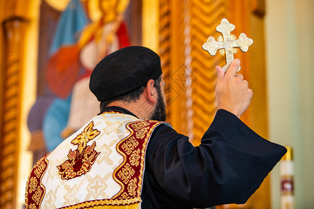 上帝宗教祈祷圣父神在仪式上举着金十字符号圣父神在仪式上举着金十字符号图片