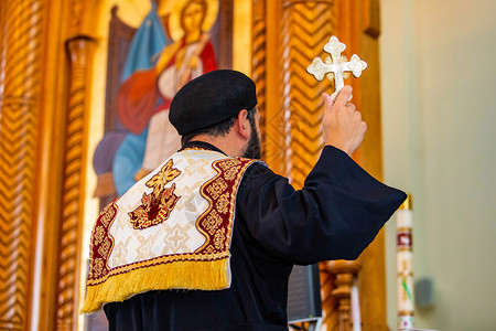 圣父神在仪式上举着金十字符号圣父神在仪式上举着金十字符号手宗教图片