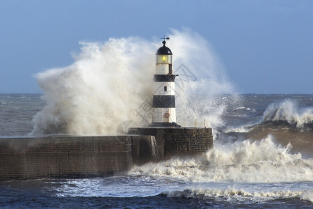 冲浪英格兰东北海岸的汉灯塔上坠落的波浪天气潮图片