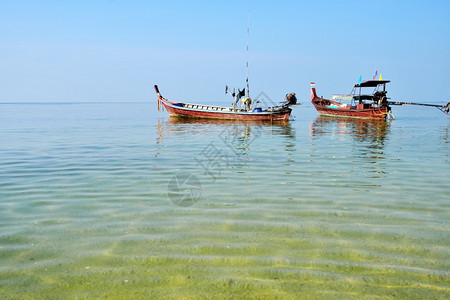 夏天水传统长尾船在海上的白天泰国钓鱼图片