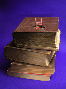图书学习堆叠的籍和小梯子出现在知识和教育摘要插图概念一书中关于知识和教育的摘要插图概念书馆图片