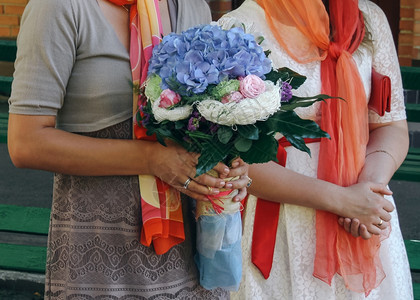 礼物手握鲜花束的女子成人植物图片