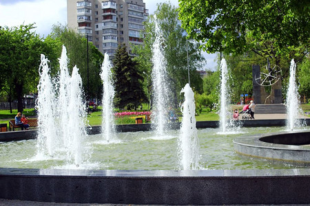 喷射镇夏季热天城市公园喷泉池管道图片