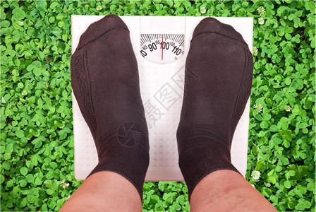 瘦身重量绿草上的秤饮食图片
