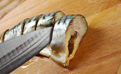 一根木制剪板上切成片的烟熏鹦鹉鱼闻美食图片