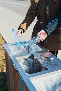 包收集女人和男把塑料瓶扔到垃圾桶塑料废物回收污染和回收废物的概念环境问题破坏真实的人情况浪费图片