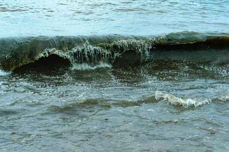 危险海洋肮脏的水浪中污染肮脏海水活力图片