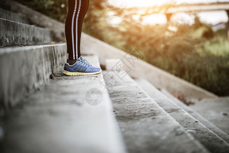 脚春天近身穿运动鞋健妇女培训和慢跑者图片