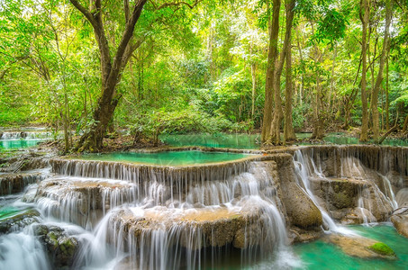 北碧府幻想森林泰国Kanchanaburi的Srinakarin大坝瓦伊梅卡明瀑布图片