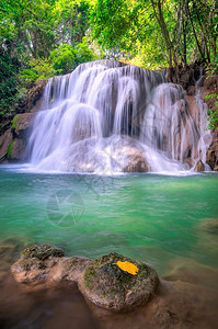 美丽的泰国Kanchanaburi的Srinakarin大坝瓦伊梅卡明瀑布淮公园图片