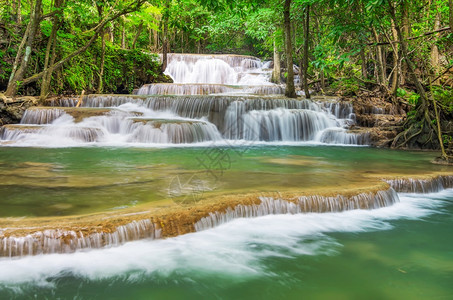 河泰国Kanchanaburi的Srinakarin大坝瓦伊梅卡明瀑布植物群自然图片