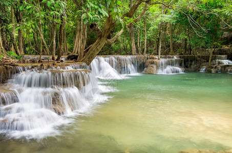 自然泰国Kanchanaburi的Srinakarin大坝瓦伊梅卡明瀑布美丽的北碧府图片