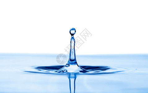 环境溅起蓝色背景下滴水的情况图片