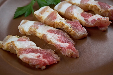 猪后腿肉烤肉未煮熟的干猪肚子切片晒干美味的豌豆背景
