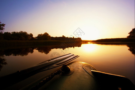 日落天空下湖上挂着划桨的船水平景观宁静图片