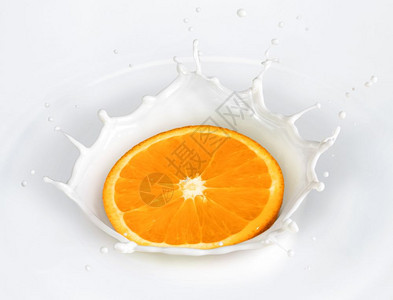 坠落牛奶中的橙色喷洒养分新鲜图片