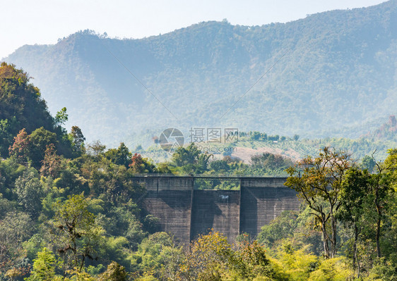 为了高的泰国农村山灌溉的旧水坝墙建造在泰国山区灌溉的旧大坝墙结构体图片