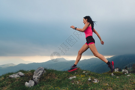 在自然竞赛期间运动体女员的行活天跑女士身体图片