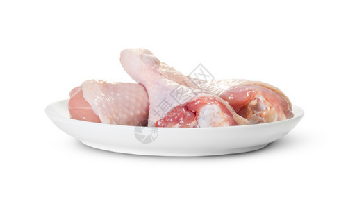 白色板上三条生鸡腿在白色背景上孤立旋转晚餐卡路里鼓槌图片