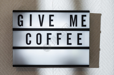 消息给我咖啡在照明板上饮用概念与文本日光从窗户房间内部黑色字母咖啡在白墙纸上复制早晨内部的图片
