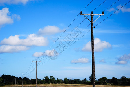 自然技术蓝色天空的农村风景中电线场地图片