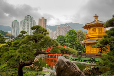 城市寺庙香港南连环花园金球馆和摩天大楼推翻了香港市的金球馆和高台楼宝塔背景图片