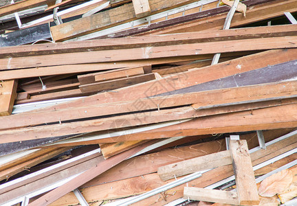 自然用过的桩从破碎房屋到旧翻修准备的整堆大块木板图片