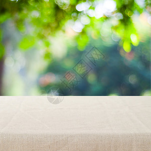 空桌有棕色麻布覆盖模糊的公园自然环境背景产品显示时装春季和夏广告布局桌子图片