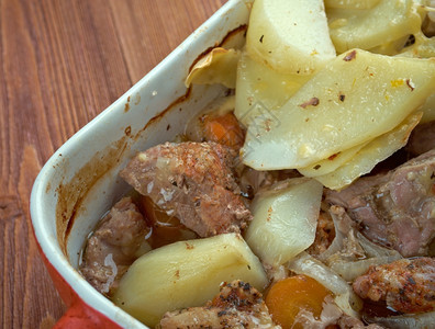 Lancasheire热锅传统用羊羔制成的菜盘土豆切片在英国西北部兰卡夏里生长晚餐热的洋葱图片