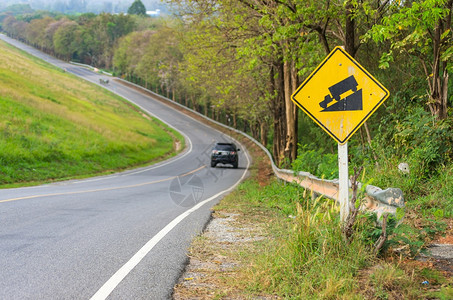 路黑色的降低速度使用更的齿轮驱动器谨慎注意交通警示下山坡高速公路图片