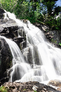 山脉区河的垂直瀑布三寒冷的旅行自然图片