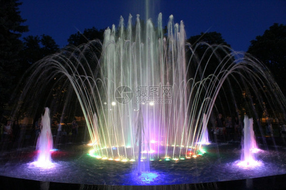 夜间城市公园的彩色喷泉夜晚城市公园美丽的彩色喷泉拱休息屋顶图片