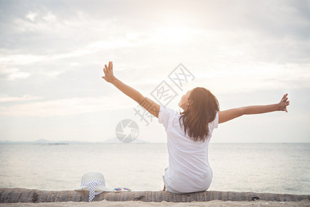享受节假日的自由女生活方式概念女的生活式观念包括在海滩上坐死木头的年轻女子后座木制假期天空图片