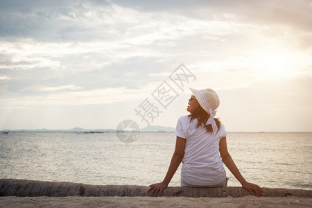 享受节假日的自由女生活方式概念女的生活式观念包括在海滩上坐死木头的年轻女子后座景观放松女士图片