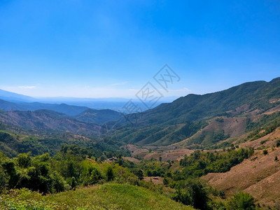 美丽的楠土井泰国南多伊萨卡德山谷风景和蓝天图片