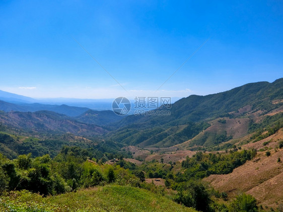 美丽的楠土井泰国南多伊萨卡德山谷风景和蓝天图片