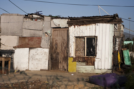 窗户污垢拉根南非乡镇中相当典型的住宅这些棚屋往是用任何材料建造的通常都是用所有能找到的材料建造图片