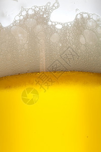 冷杯白酒和饮料混合的冷杯饮料与泡沫特制运动酒馆寒冷的背景图片