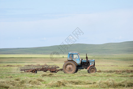 拖拉机在田里干草附件农场绿色图片