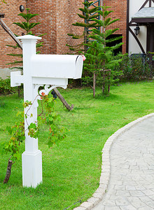 递送消息信封花园中的白色木制邮件箱背景图片