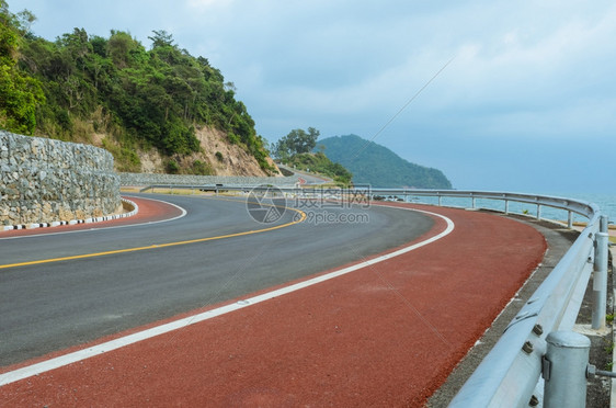 旅行水街道沿着热带海岸线的平面公路图片