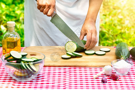 生的蔬菜饮食妇女在木板上切除Zucchini红衣桌布准备烹饪产品自然背景绿色村庄食物和健康生活方式概念绿木板上切除Zucchin图片