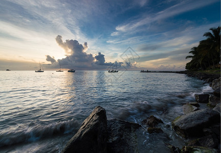克拉维尔白色的露西亚圣卢和加勒比日落时在海上的船艇图片