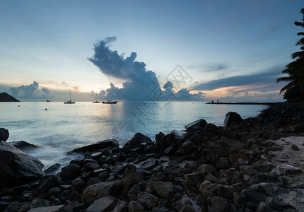 浪潮航行涟漪加勒比海圣卢西亚日落时海的船舰加勒比图片